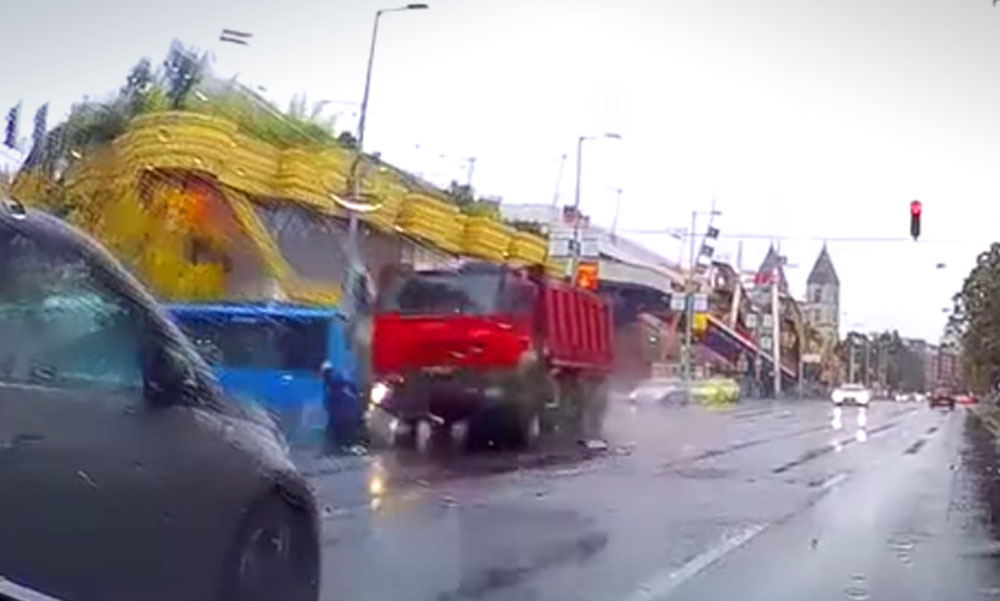 Ledarálta a teherautó a szabályosan közlekedő motorost Budapesten, döbbenetes felvétel készült a balesetről