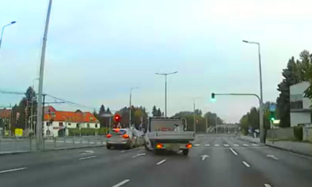 Két vétlen autós szívta meg a teherautós butaságát Budapesten, a csattanás után a vétkes gázt adott és lelépett