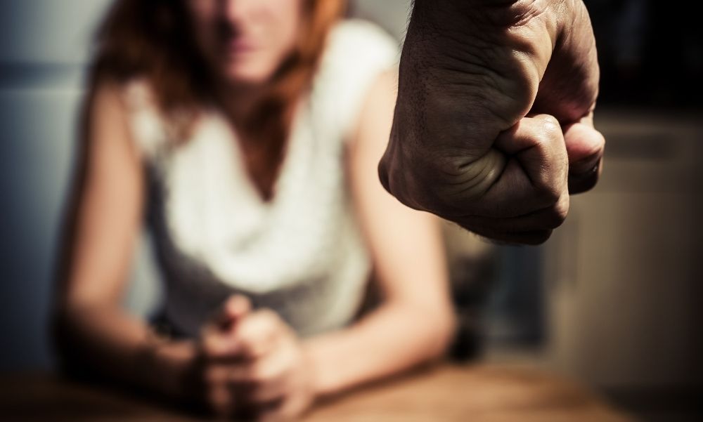 Fojtogatta, arcon ütötte, a hátára taposott és vérfürdővel fenyegetőzött – Ennyit kapott most az élettársát rendszeresen bántalmazó rendőr