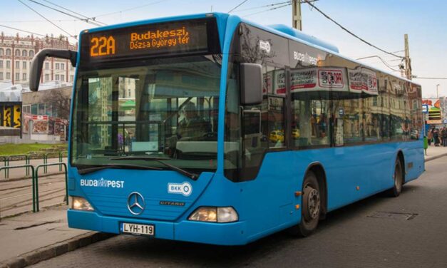 Így őrjöngött a buszon egy utas, aki nem volt hajlandó maszkot viselni – videó
