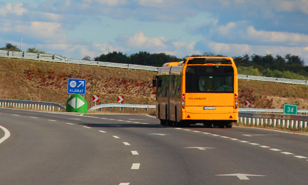 A hirtelen fékezéstől elesett a buszon egy asszony, súlyos fejsérülést szenvedett, a vétkes autós lelépett a helyszínről, most börtönbe kell mennie
