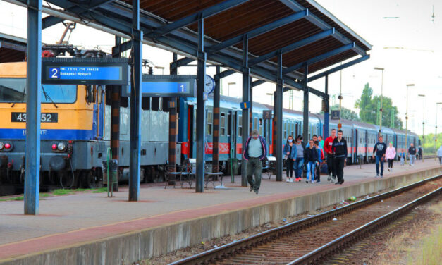Hahó, valaki szóljon már Lázár Jánosnak, nagyon nagy baj van a MÁV -nál: kedden sorra törlik a gödöllői járatokat, máshol pedig óriási késések vannak