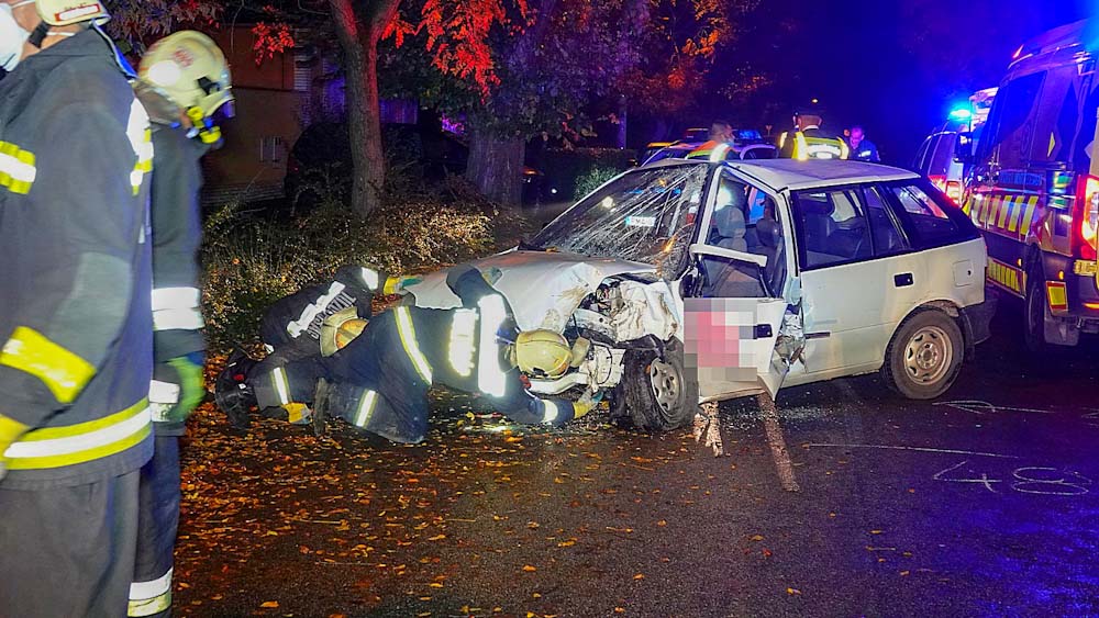 Kettészakadt egy fának vágódó autó Kőszárhegy és Szabadbattyán között, Csongrádon beszorult sofőr a fának ütközött gépkocsiban