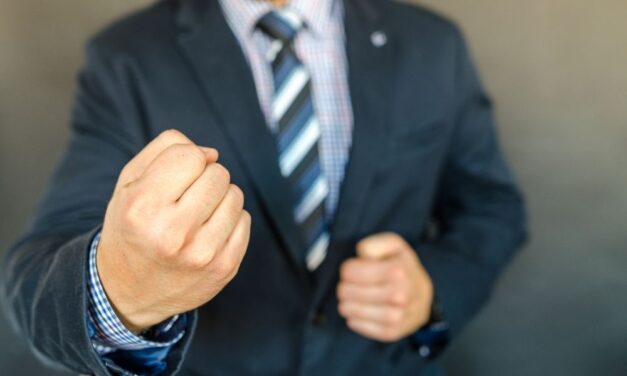 Mindennapossá váltak a fenyegetések a közismert politikus életében – Ezt találta a házának ajtajára akasztva