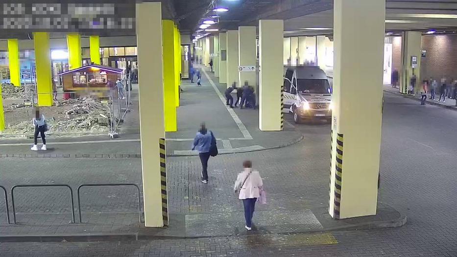 „Nagyon zavartan viselkedett, ordított a földön fekve” – megszólalt a szemtanú, aki végignézte a rendőrök elleni támadást