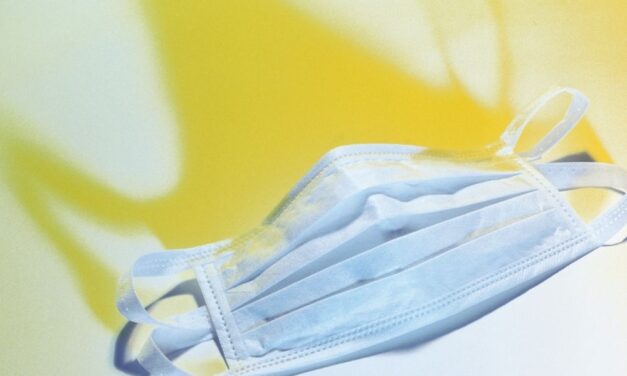 „Agyonverlek” Kiráncigáltak a boltból egy 64 éves asszonyt, mert lecsúszott a maszkja