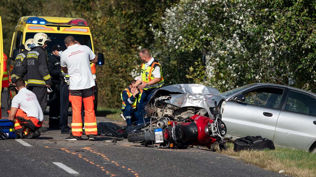 „Évi három lánya összeomlott, imádják egymást és az anyjukat” – olyan részeg volt, hogy járni sem tudott a motoros házaspár balesetét okozó sofőr