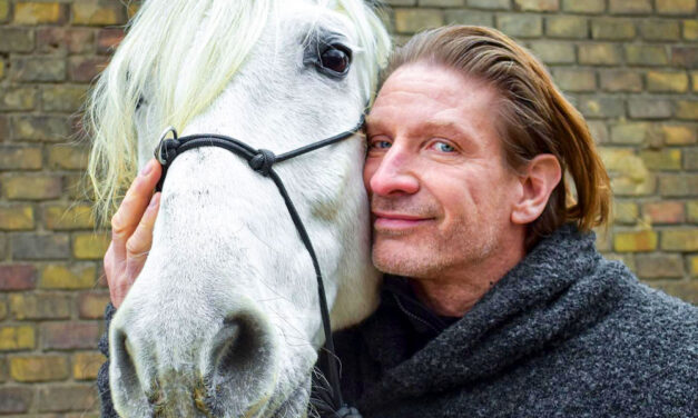 „Tenya őrjöngve ütötte a lovászt, aki csak állta a pofonokat” – megszólalt annak a lovásznak a barátja, akit Pintér Tibor verhetett meg, miután a férfi felmondott