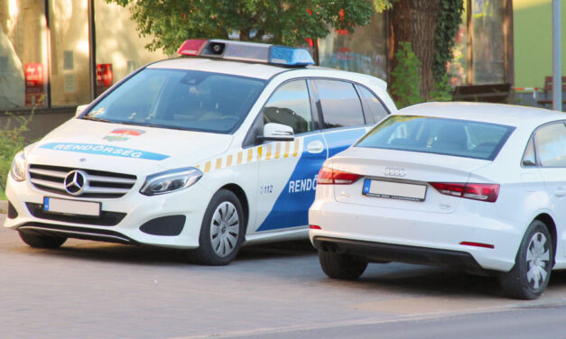 Megtudta a sófoki étterem széfjének kódját a villanyszerelő, arcát kartondobozzal takarva kifosztotta