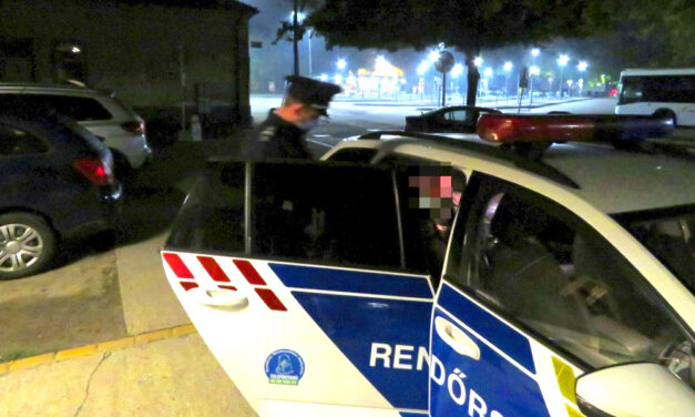 Kábítószer a vonaton, az utazótáskában találták meg a rendőrök a cuccot, Vácnál leszállították a férfit