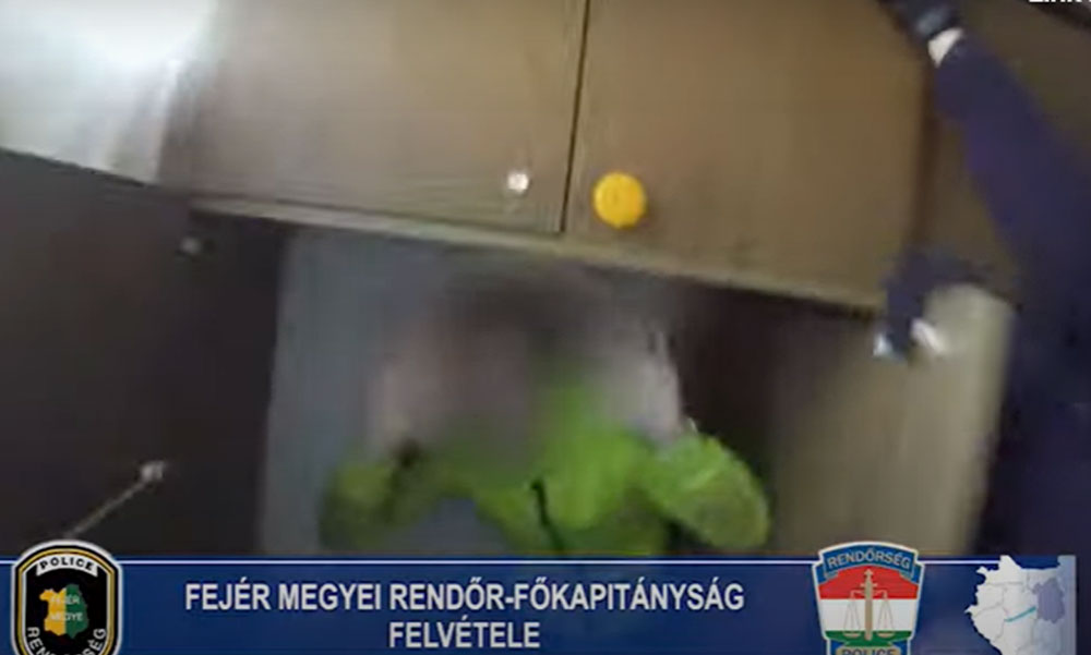 Szekrényből rángatták ki körözött férfit, egy rendőr még a szekrénysor tetejére is felmászott