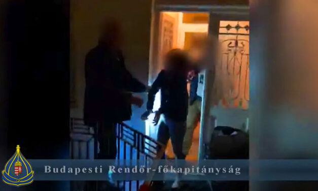 Fehér sportcipőben topogott végig a gangon a fiatal nő, amikor elfogták a rendőrök, 10 milliós csalásért kapcsolták le