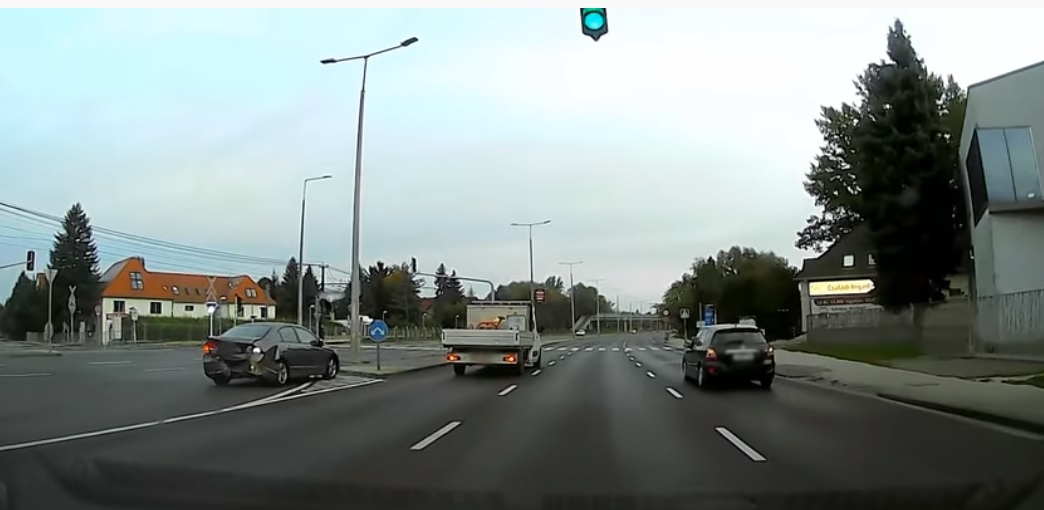 Hátborzongató: gyermekével együtt ment ki a kerékpáros a budapesti Szentendrei úton elinduló autók elé, nem sokon múlt a tragédia