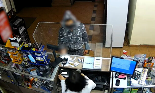 Késsel fenyegette az eladót a rabló aztán belemarkolt a kasszába és elvitte a pénzt