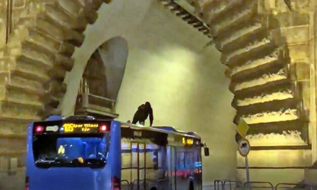 A BKK busz tetején utazott egy fiatal a pesti éjszakában,  a haverjai jól szórakoztak rajta