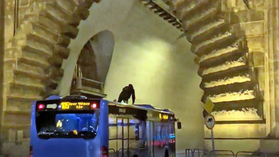 A BKK busz tetején utazott egy fiatal a pesti éjszakában,  a haverjai jól szórakoztak rajta
