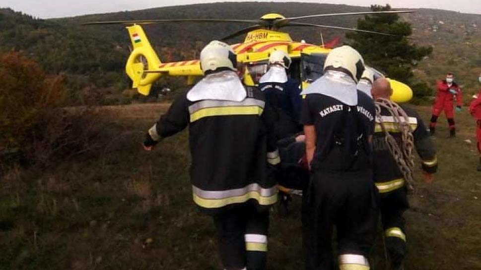 Sziklafalon rekedt kirándulókat mentettek