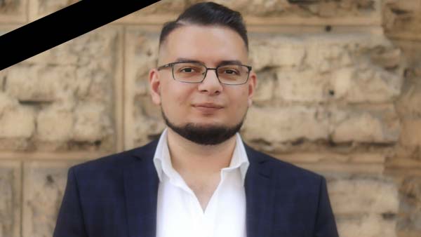 „Pénteken súlyosbodott az állapota, visszakerült a gépre, és mesterségesen altatták” – nem sokkal halála előtt javult annak a 28 éves roma képviselőnek az állapota, aki koronavírusban halt meg