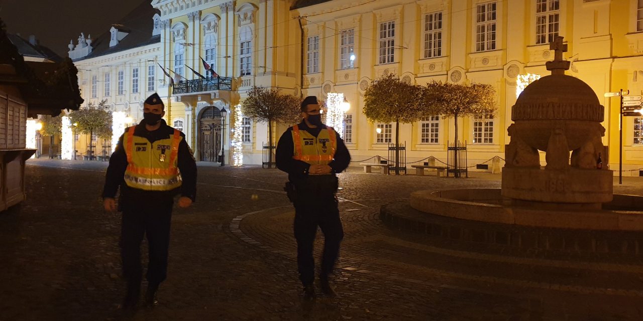 Fokozott rendőri ellenőrzés a kijárási tilalom idején – A zsaruk folyamatosan járják majd a közterületeket és figyelik a szabályok betartását