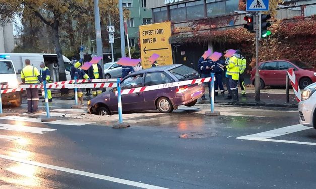 Beszakadt az út egy autó alatt Budán, négyes karambol miatt teljes útzár Újszász és Zagyvarékas között