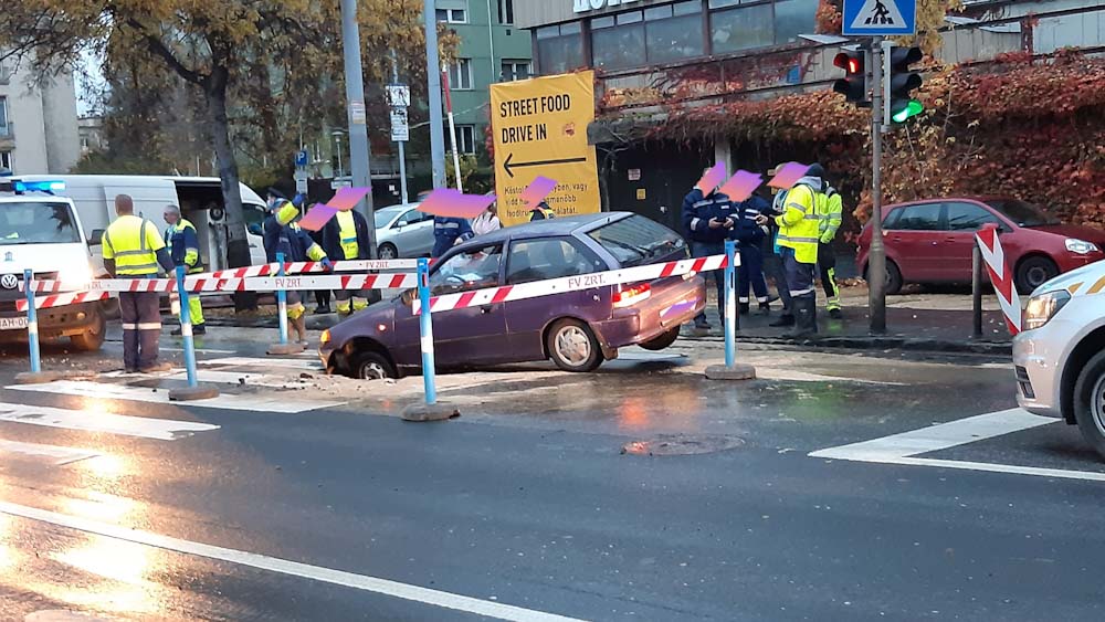 Beszakadt az út egy autó alatt Budán, négyes karambol miatt teljes útzár Újszász és Zagyvarékas között