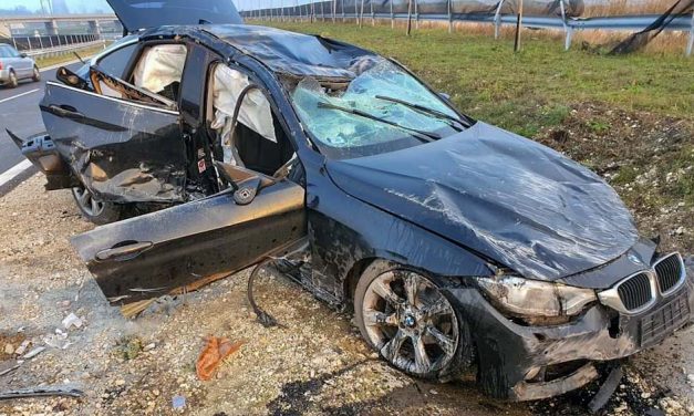 Felborult egy személyautó  a várpalotai elkerülőn, kisbusz és gépkocsi ütközött az M3-ason Kálnál