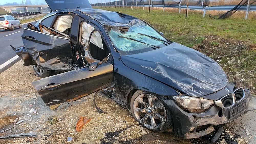 Felborult egy személyautó  a várpalotai elkerülőn, kisbusz és gépkocsi ütközött az M3-ason Kálnál