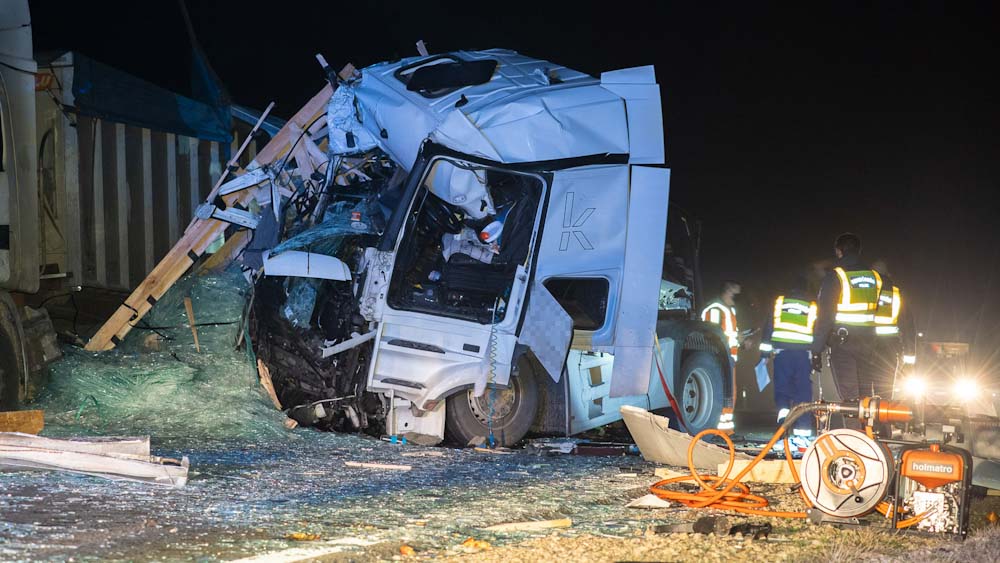 Beszorult sérült egy kamionbalesetben Bajánál, fának rohant egy autó Szolnokon