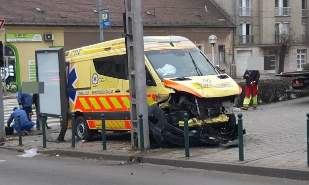 Mentőautó karamboljában többen megsérültek Óbudán