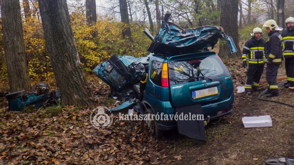 Tragikus baleset, oszlopra csavarodott és markolóba csapódott autók, babakocsit toló anyuka elütése; káosz az utakon a rossz idő visszatérése óta