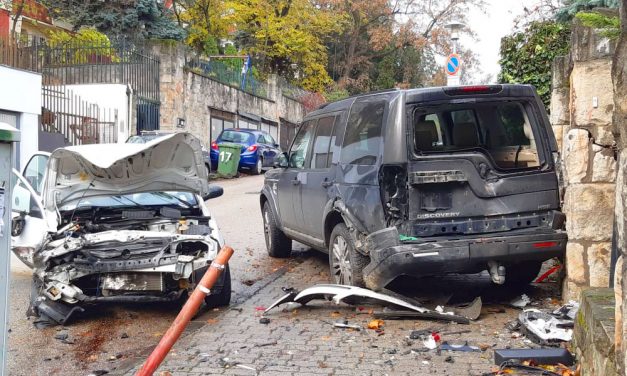 Epilepsziás rohamot kapott vezetés közben a sofőr, eszméletlenül száguldott lefelé az utcán, több autóba belerohant