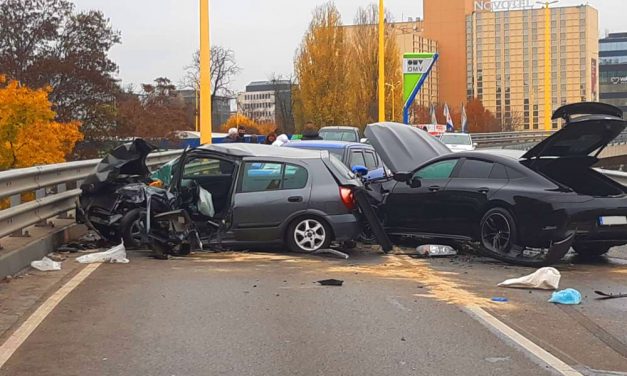 „Kimerevedett a sofőr arca az ütközéskor, amikor belém csapódott” – mondta a BAH-csomópontnál balesetet szenvedett autós