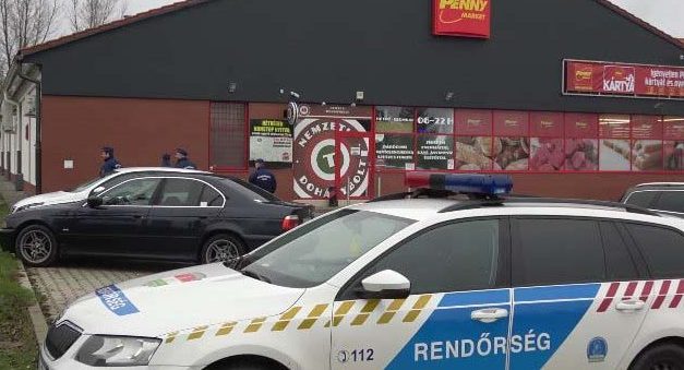 Trükkös trafikos: ellopta a kasszából a pénzt az eladó, majd kirabolta ugyanazt a dohányboltot, hogy vissza tudja fizetni a pénzt