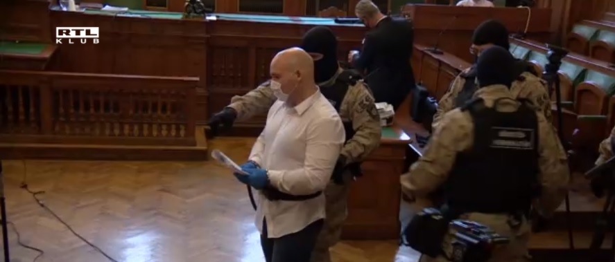 Rosszul lett a tárgyalóteremben a csantavéri mészárosként elhíresült szerbiai magyar bérgyilkos: ez történt az előkészítő ülésen – videó