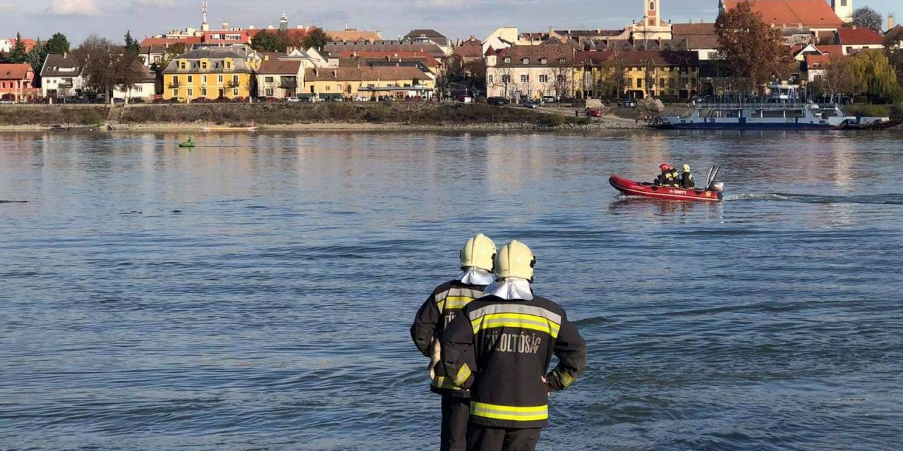 „A csónaktulajdonost elsodorta a folyó, a rendőrök csak jóval később tudták kihúzni a vízből”  – Dunába esett és meghalt egy pecás