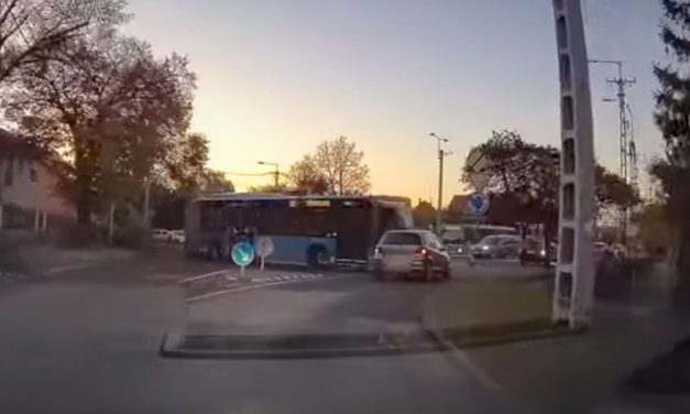 Benézte a Toyota Yaris vezetője a körforgalmat, nagyot kapott egy BKK busztól (Videó)