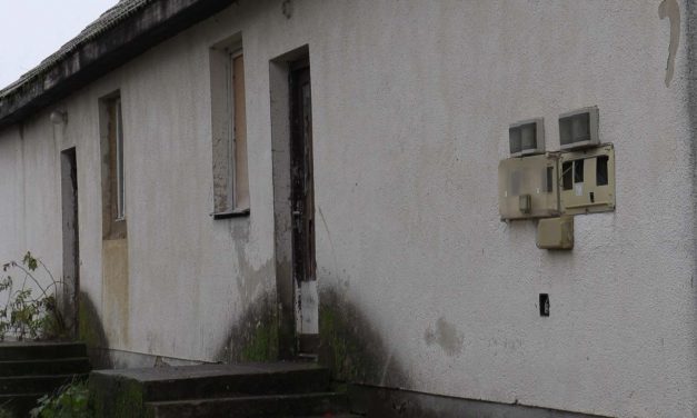 „Takarodj a szeretődhöz” – üvöltötte a férfi, majd egy éles eszközzel kishíján kioltotta az asszony életét, egy ismerősük mentette meg a nőt a haláltól