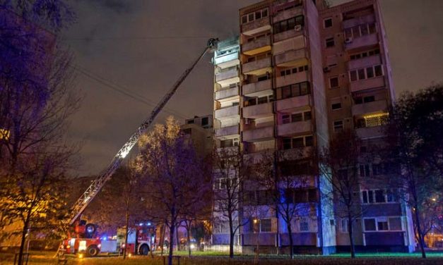 Egy 87 éves, súlyosan megégett férfit menekítettek ki a rendőrök a budapesti paneltűzből: egy gyertya miatt csaptak fel a lángok, 3 lakás égett ki