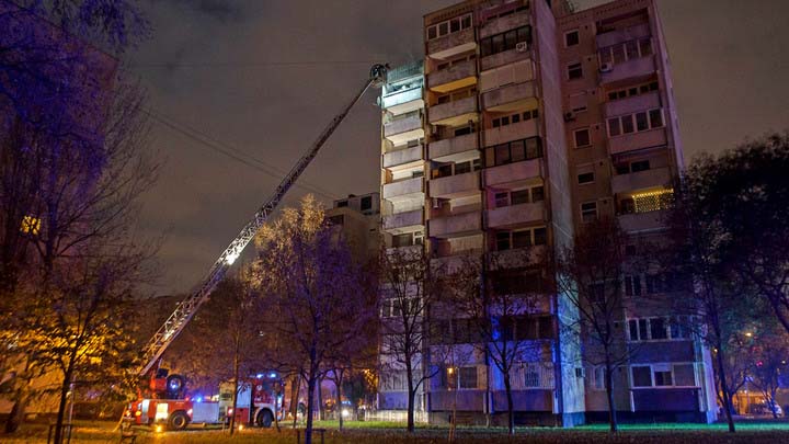 Egy 87 éves, súlyosan megégett férfit menekítettek ki a rendőrök a budapesti paneltűzből: egy gyertya miatt csaptak fel a lángok, 3 lakás égett ki