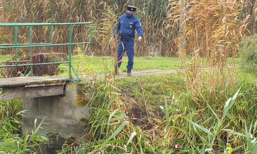 Dermesztően hideg vízbe esett a bicikliző kislány, egy rendőr mentette meg az életét