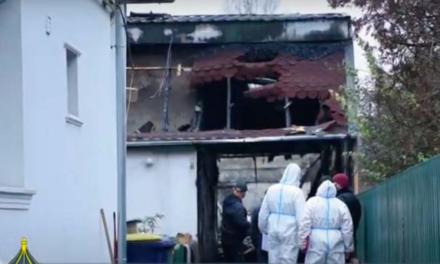 Meghalt egy házaspár, miután rájuk gyújtotta a házat egy férfi: a 12 éves unokájukat a tűzoltók hozták le a tetőről