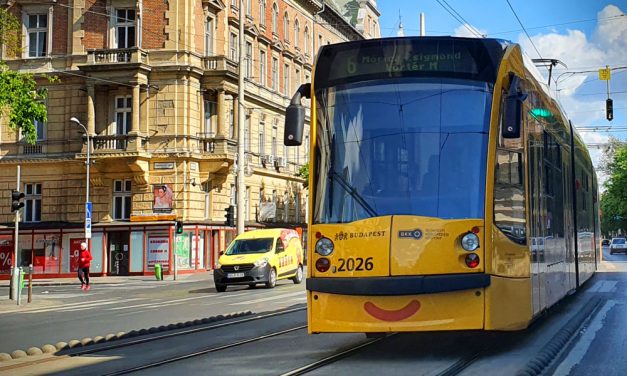 Mi történt? Rendőrautó állította meg a 4-6-os villamost hétfőn este Budapesten!