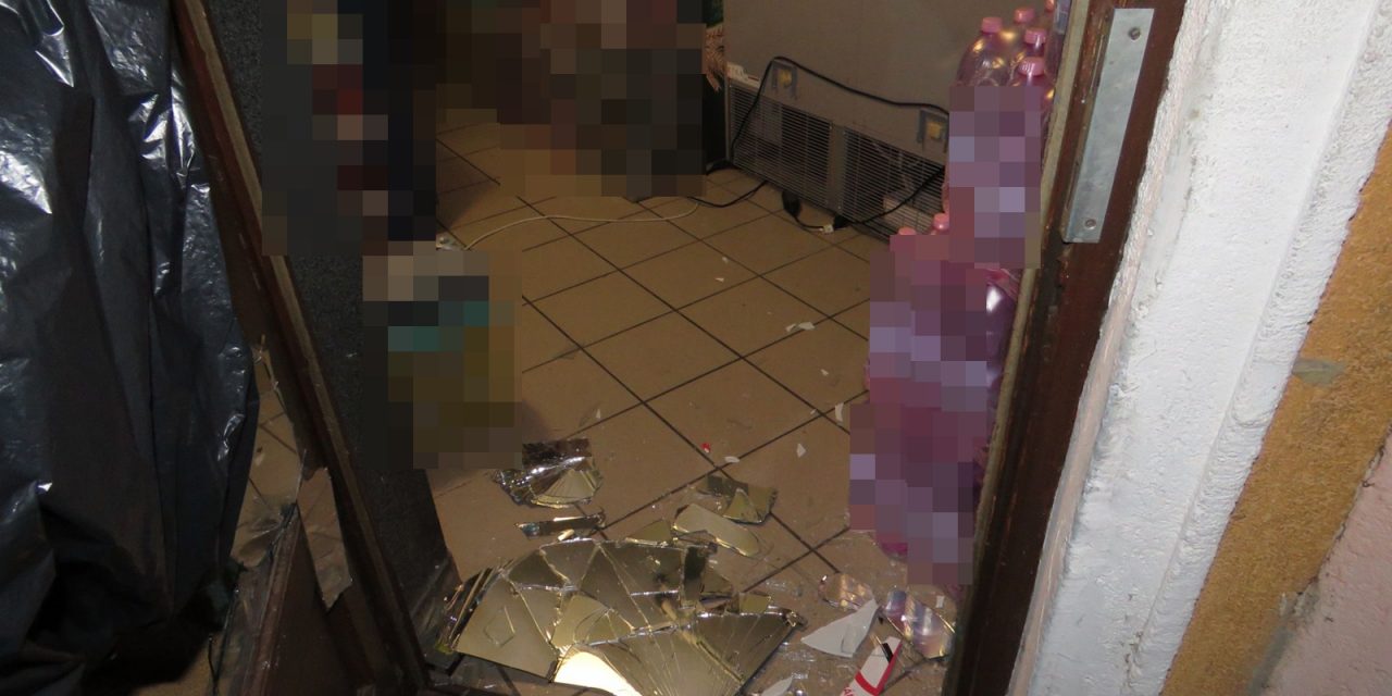 Téglával verte be a kisbolt ablakát a börtönből éppen csak kiszabadult férfi – Egy üveg vodkát is magával vitt volna, de a zsaruk hamar lekapcsolták – Ez várhat most rá