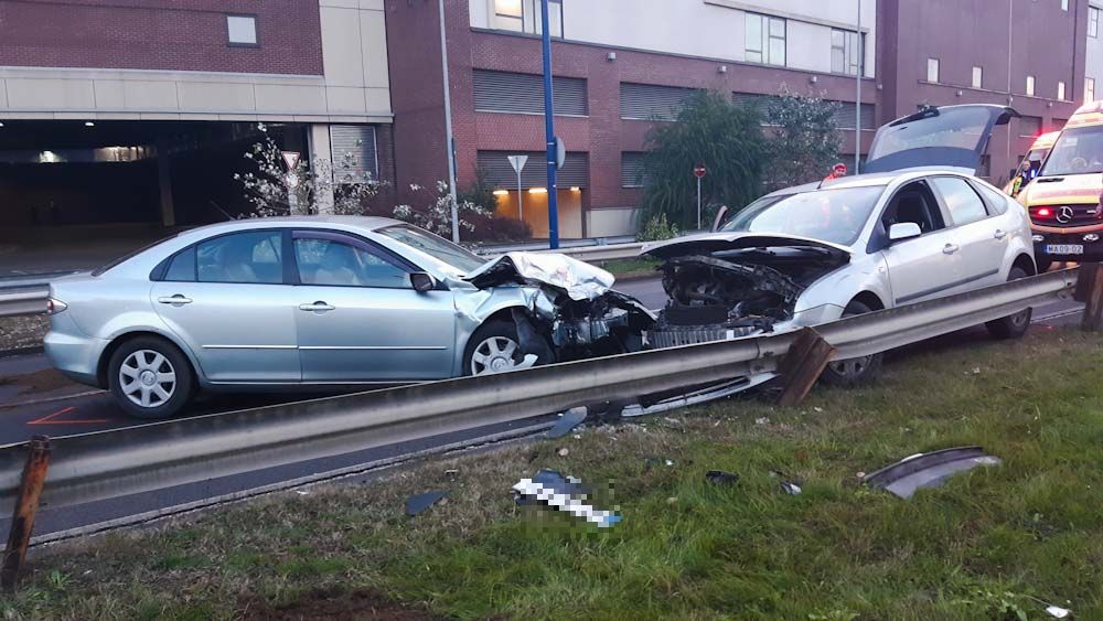 Gyerek is sérült egy frontális karambolban a KÖKI terminálnál