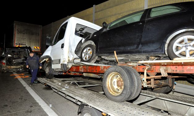 Utoléréses baleset az M0-áson, közben rengeteg drogot találtak egy autóban