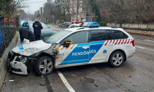 Rendőrautók karamboloztak Budapest 12. kerületében, az egyik rendőr sokkos állapotba került – Kórházba is szállították