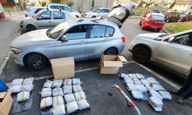 „Rendőrség, azonnal kiszállni!” – egy pesti lakótelep parkolójában csaptak le a drogdílerekre, a járdára pakolták ki a kábítószert a zsaruk