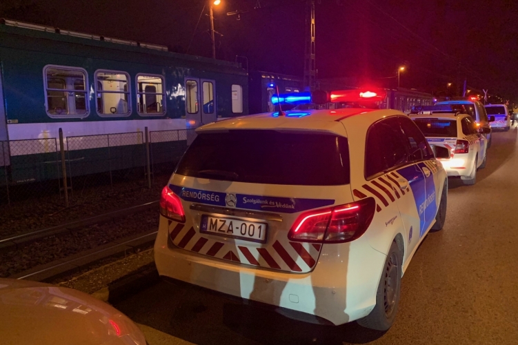 Tragédia: halálra gázolt a HÉV egy kerékpárost Budapesten – Fotók a helyszínről
