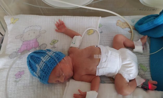 „Két hét lélegeztetőgépen töltött idő után 11.30.-án az anya elhunyt, 29 évesen” – koronavírusban elhunyt a kismama, kisfia életét császármetszéssel mentették meg