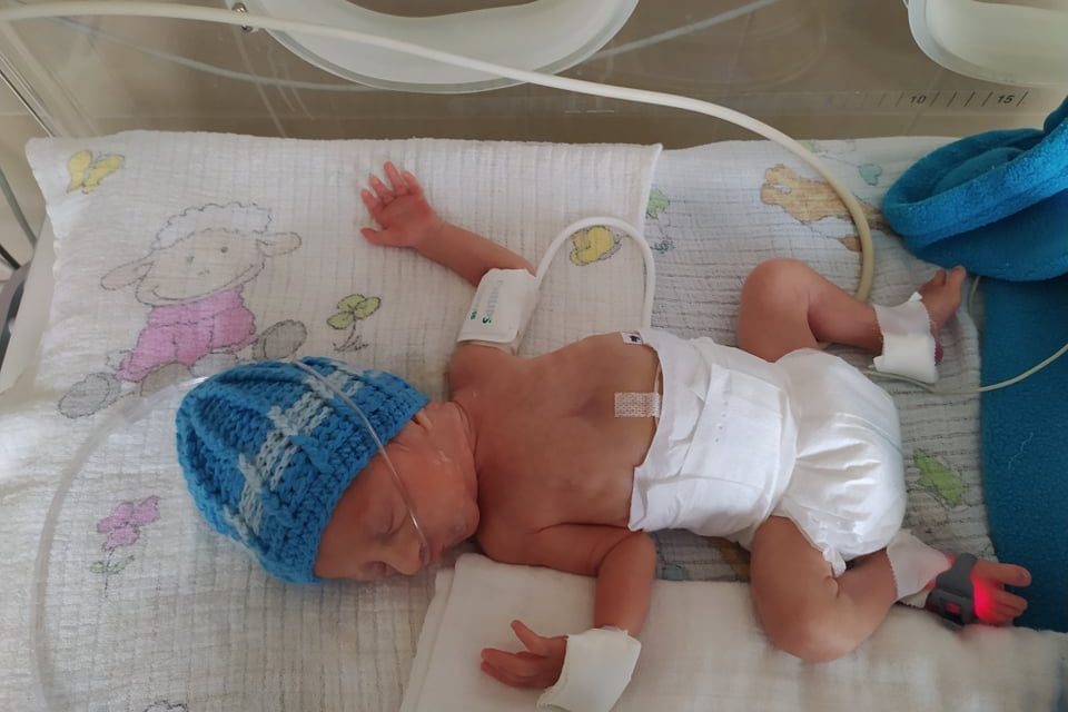 „Két hét lélegeztetőgépen töltött idő után 11.30.-án az anya elhunyt, 29 évesen” – koronavírusban elhunyt a kismama, kisfia életét császármetszéssel mentették meg